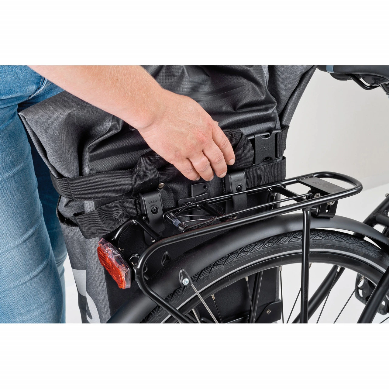 2in1 B&W B3 Bag Trolley + Wasserdichte Fahrrad Gepäckträgertasche (Trunk Bag) - Schwarz 7 2in1 B&W B3 Bag Trolley + Wasserdichte Fahrrad Gepäckträgertasche (Trunk Bag) - Schwarz – Bild 5