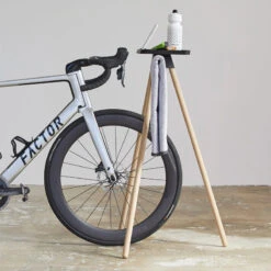 Tons Race Table Natural Oak + Towel Holder - Hometrainer-Tisch Mit Handtuchhalter -Sportfahrrad 68924403 04ipCfcNDyrPrLa 1280x1280